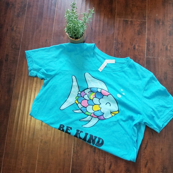 Bella Canvas Tops - 🌿Be kind rainbow fish tee🌿